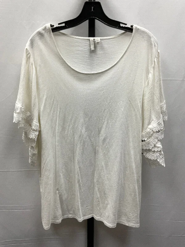 women's tops for those who want to create outfits that reflect their personal style and sense of fashionTop Short Sleeve By Cato In White, Size: 3x